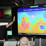 McCaughrean erläutert die Rätsel der Marsoberfläche.